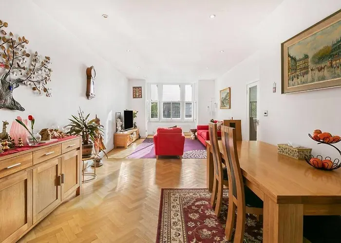 5-Bed Family Retreat In Chiswick