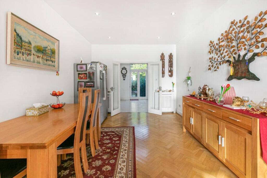 5-bed Family Retreat In Chiswick Villa *