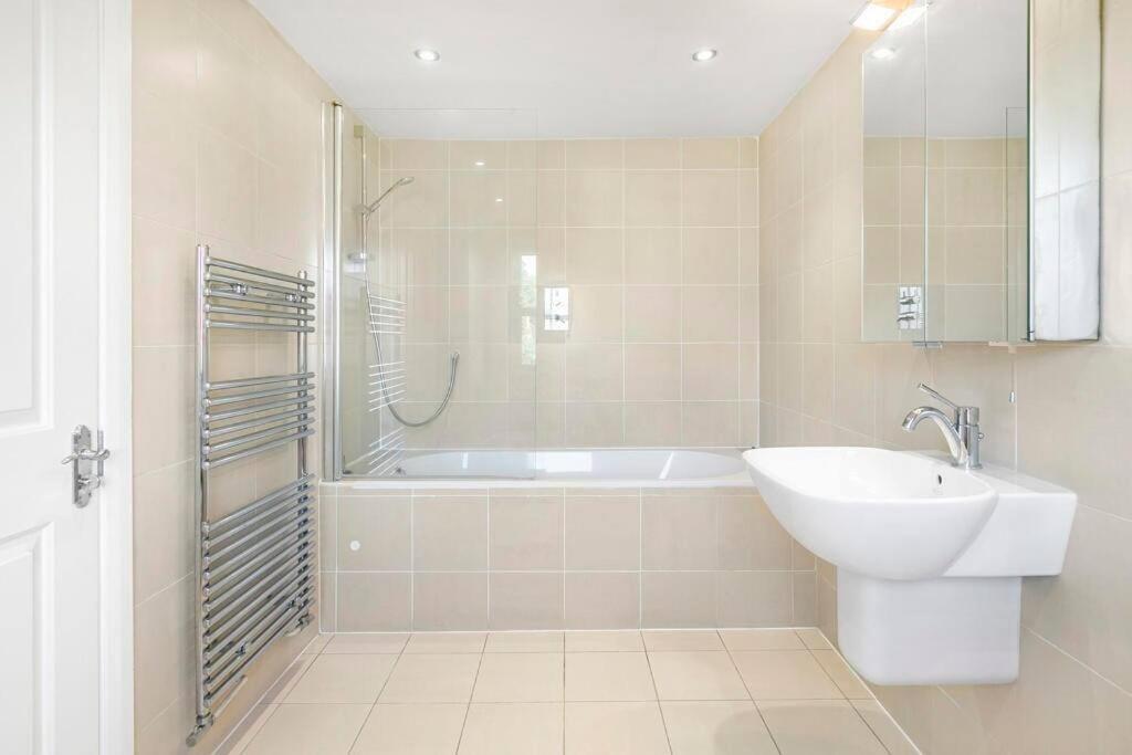 5-bed Family Retreat In Chiswick * London