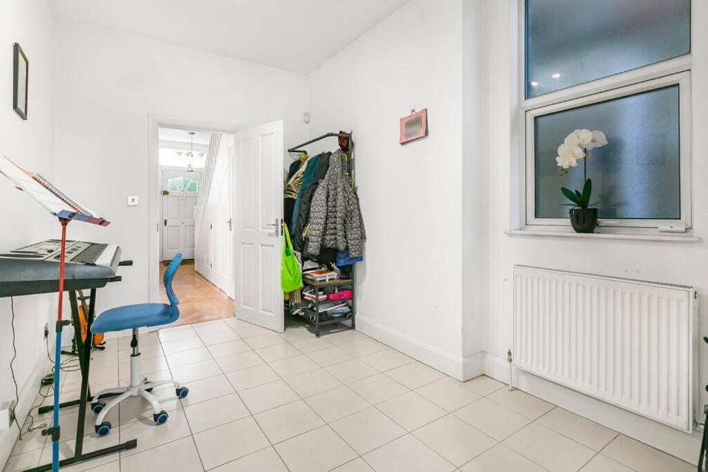 5-bed Family Retreat In Chiswick Villa London